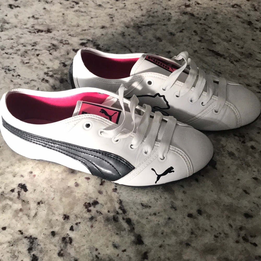 Like new puma low top shoes